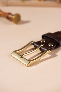 精致金属扣头棕色皮带