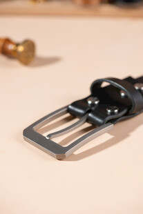 黑色金属皮带扣特写