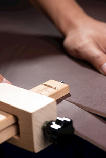 手工皮带切割操作场景