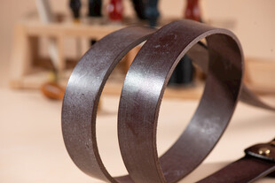 复古质感棕色皮带展示