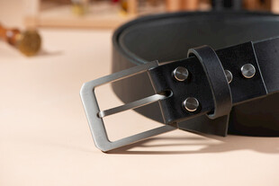 简约黑色皮带特写