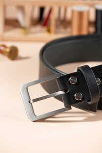 简约黑色皮带展示