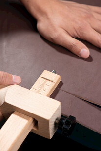 手工皮带切割操作场景