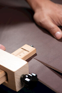 手工皮带切割操作场景