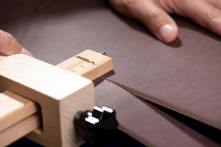 手工皮带切割操作场景