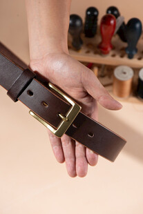 手展示复古风格棕色皮带
