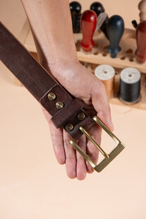 手工制作皮带的手部特写