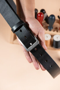 手工制作黑色皮带特写