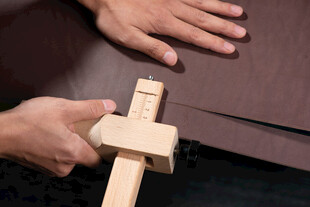 手工裁切皮带的过程