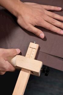 手工裁切皮带的过程