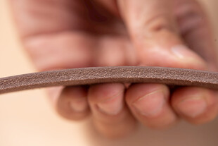 手持棕色皮带侧面特写 手持 黑