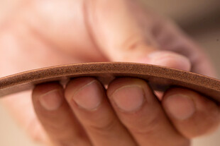 手持黑色皮带侧面特写