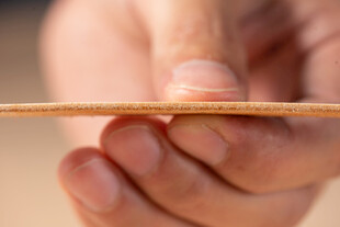 手指轻捏皮革展示侧面