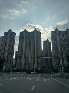 城市道路旁的高楼景观