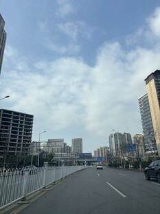 城市宽阔道路与高楼景观