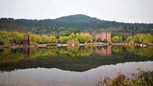 湖畔山林倒影美景