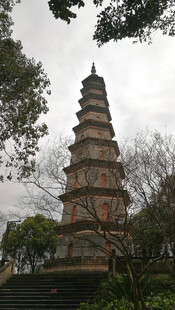 古朴宝塔立于葱郁林间