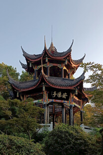 中式古典亭阁隐于绿意间
