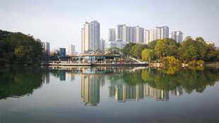 湖畔城市风光倒影美景