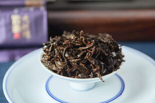 精致茶盏中的干茶叶