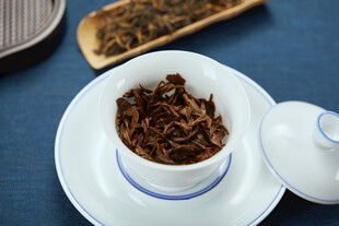 盖碗中的干茶叶特写