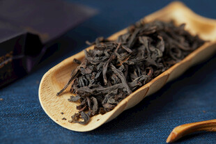 木勺中的干茶叶