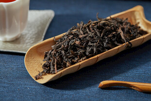 木制茶勺旁的茶叶展示