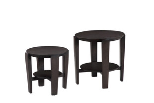 两张深色圆形木质小茶几