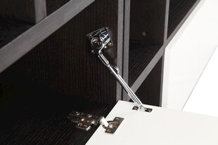 白色机械装置的局部特写