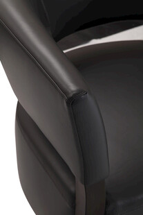 黑色皮质办公椅细节特写