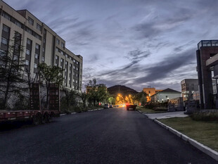 黄昏时的城市街道景观