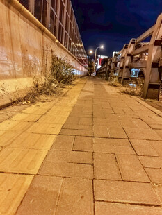 夜晚空旷的城市砖石小路