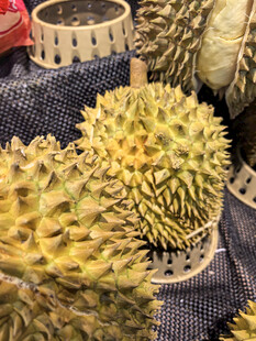 新鲜榴莲堆叠展示
