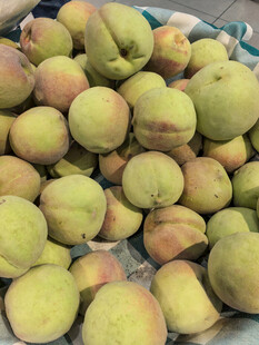 新鲜饱满的水蜜桃堆在一起