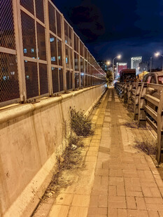 夜晚河边的行人步道