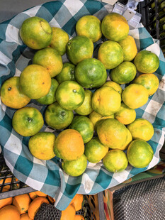 格子布上摆放的新鲜柑橘