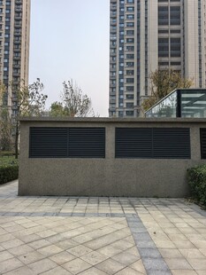 城市户外的黑色景观墙