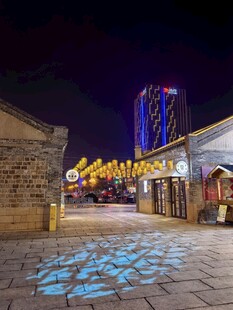 古街夜景灯火璀璨迷人