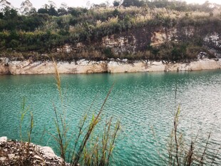 碧绿湖水与岸边景致
