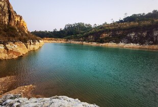 秀丽山间碧湖美景