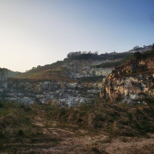 黄昏下的山地景观