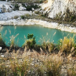 山间碧湖现盎然秋色