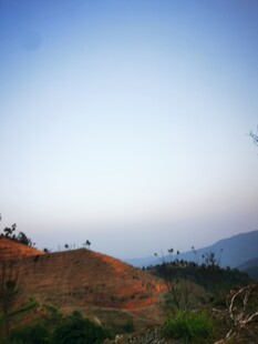 黄昏下的山丘景色