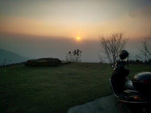 夕阳山野间的摩托车风景
