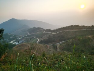 山间公路晨曦美景