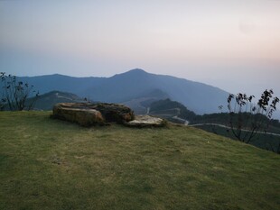 山间草地与远处山峦