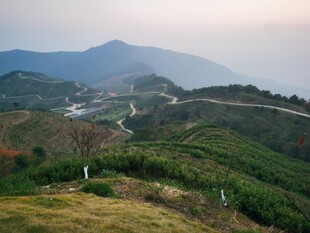 山间美景 蜿蜒公路穿绿野