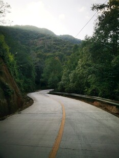 山间蜿蜒公路