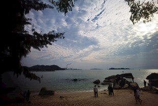 海边黄昏美景 游人漫步