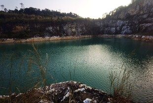 宁静幽美的山间碧绿湖泊